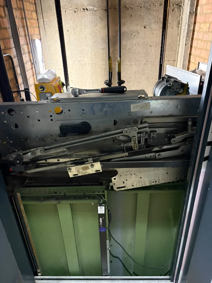 Wider view of the door equipment at 140 Minories